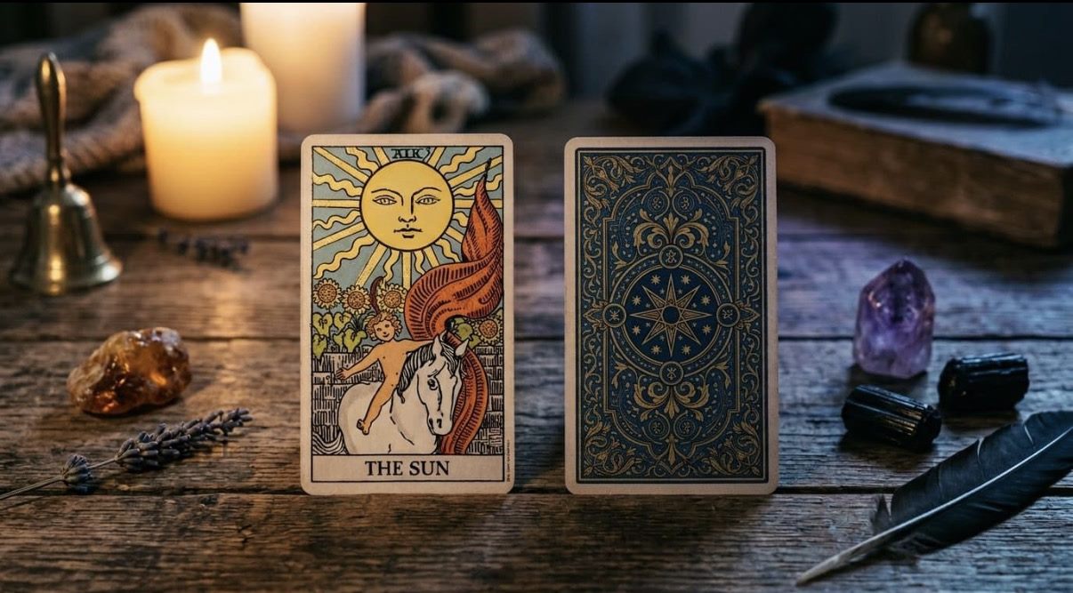 La carte du Soleil et un dos de carte, à la lumière des bougies